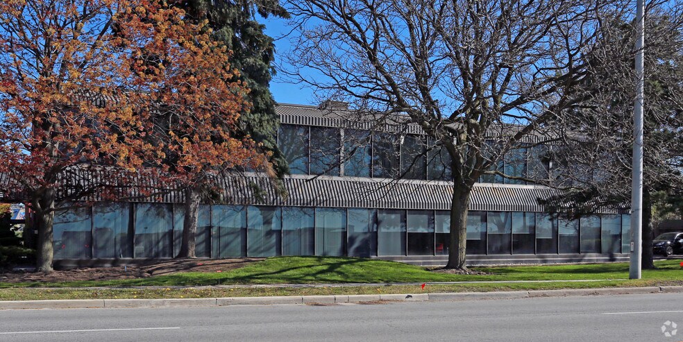 200 Evans Ave, Toronto, ON à vendre - Photo du bâtiment - Image 2 de 10