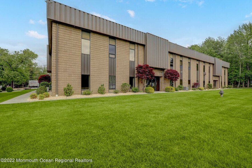 704 Ginesi Dr, Morganville, NJ à vendre - Photo du bâtiment - Image 2 de 14
