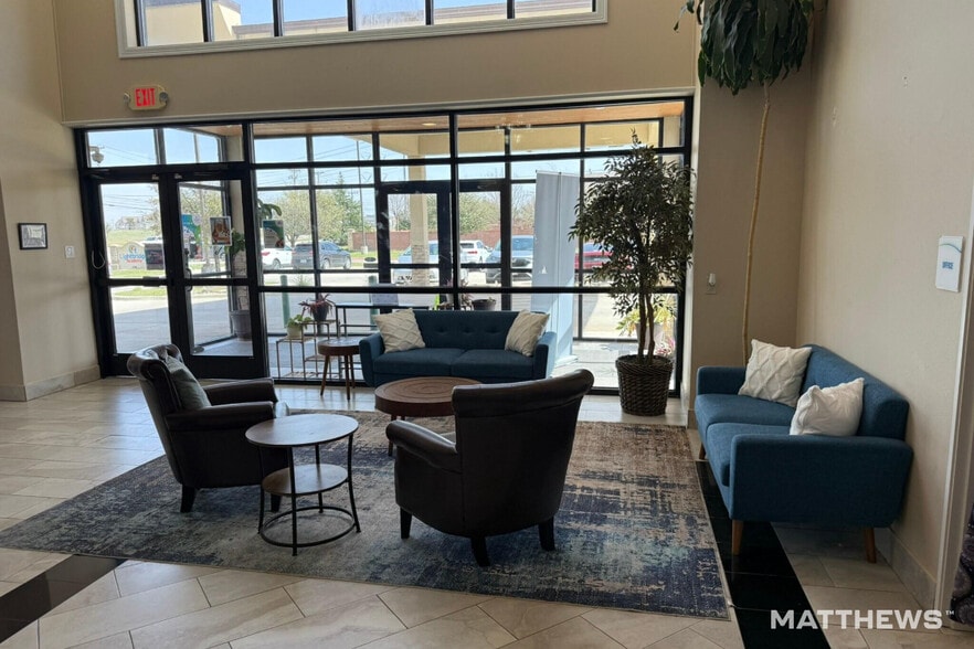 2750 Ranch Trl, Irving, TX for lease - Building Photo - Image 2 of 3