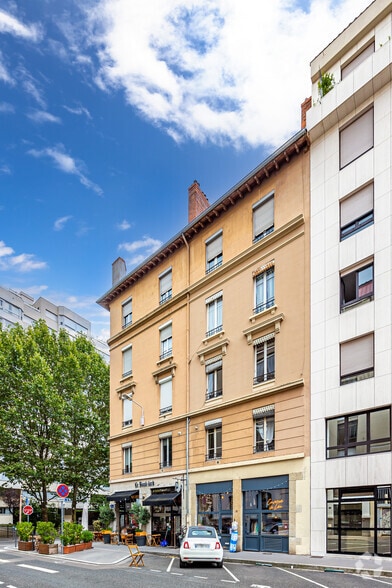 Retail in Lyon for lease - Building Photo - Image 2 of 2