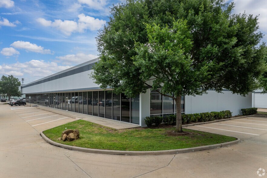 12615 W Airport Blvd, Sugar Land, TX à louer - Photo du bâtiment - Image 2 de 9