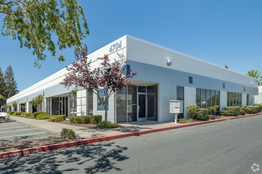 4704 Roseville Rd, North Highlands, CA for lease - Primary Photo - Image 1 of 5