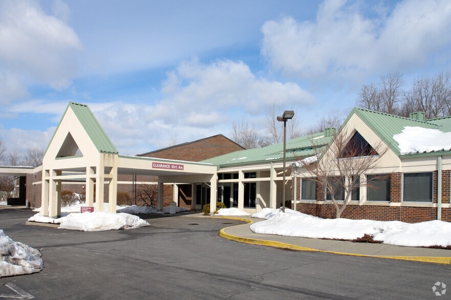 7 Century Hill Dr, Latham, NY à louer - Photo du bâtiment - Image 2 de 12