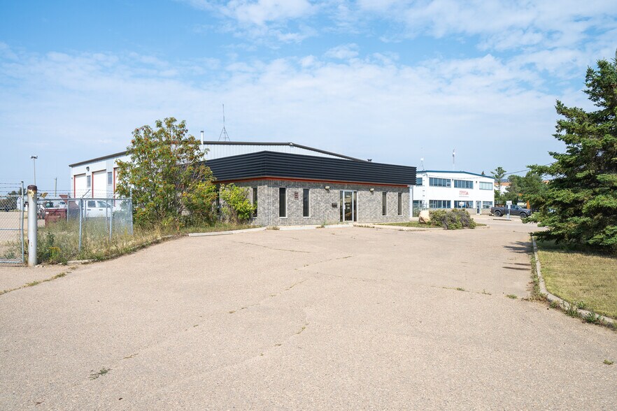 6006 53 Av, Lloydminster, AB à vendre - Photo du bâtiment - Image 3 de 32