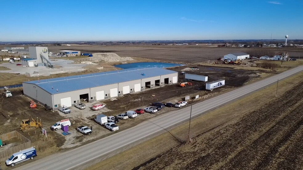 1310 W Walnut St, Elkhart, IA 50073, Elkhart, IA à louer - Photo du bâtiment - Image 3 de 8