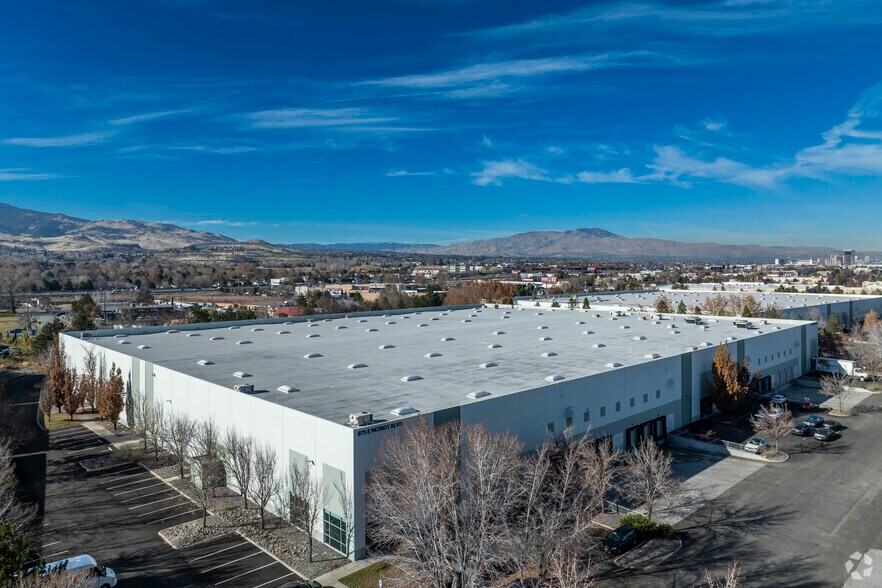 875 E Patriot Blvd, Reno, NV à louer - Photo du bâtiment - Image 2 de 13
