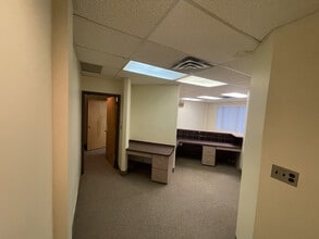 71 Todt Hill Rd, Staten Island, NY for lease Interior Photo- Image 2 of 13