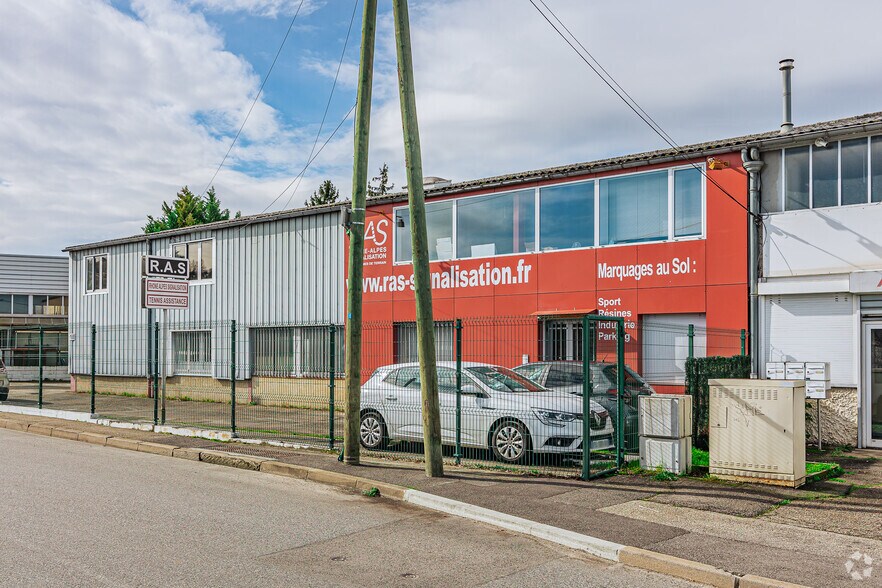 Flex in Saint-Genis-Laval for lease - Primary Photo - Image 1 of 2