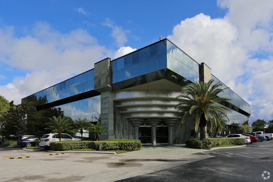 185 NW Spanish River Blvd, Boca Raton, FL for lease - Primary Photo - Image 2 of 5