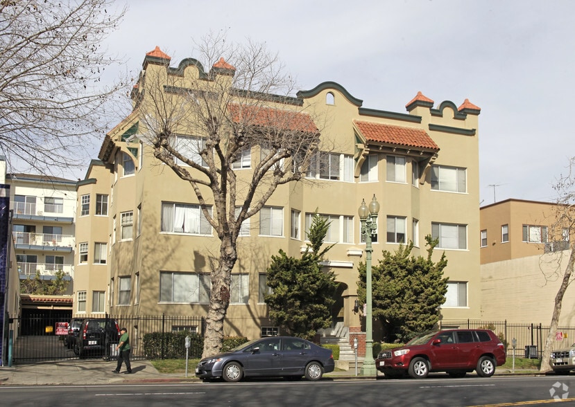 390 Grand Ave, Oakland, CA for sale - Building Photo - Image 3 of 9