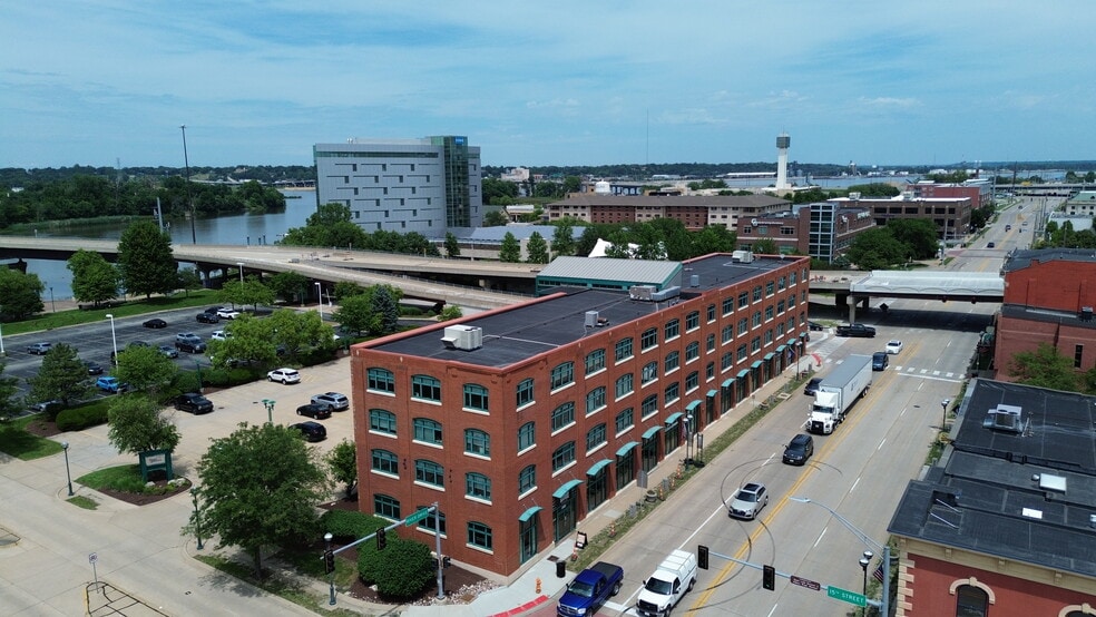 1501 River Dr, Moline, IL for lease - Building Photo - Image 2 of 7