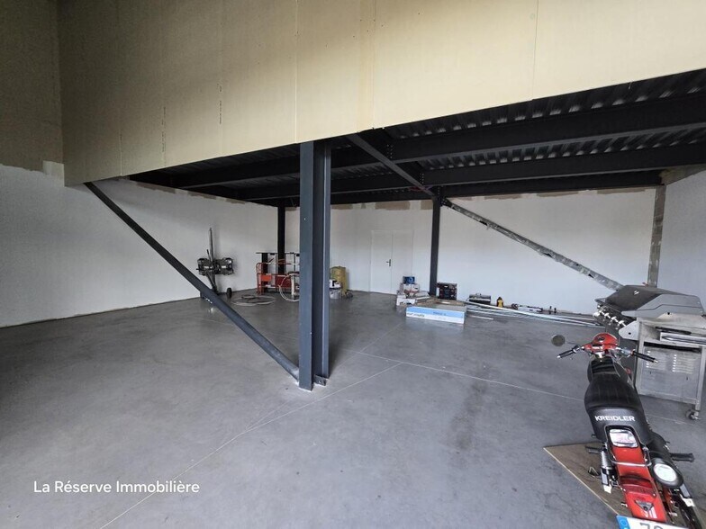 Industrial in Bouillargues for lease - Interior Photo - Image 2 of 2