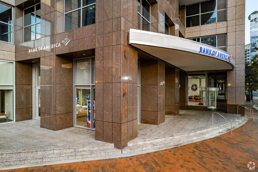 300 S Orange Ave, Orlando, FL à louer - Photo du bâtiment - Image 3 de 10