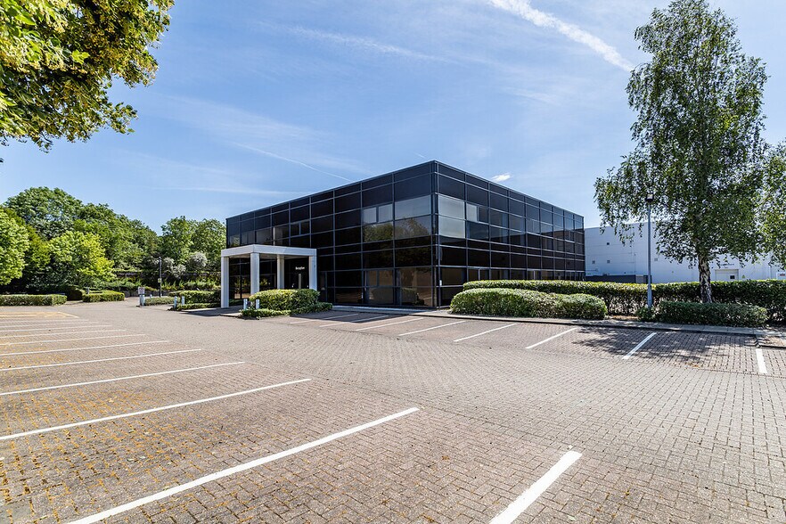 3 Precedent Dr, Milton Keynes à louer - Photo du bâtiment - Image 2 de 12