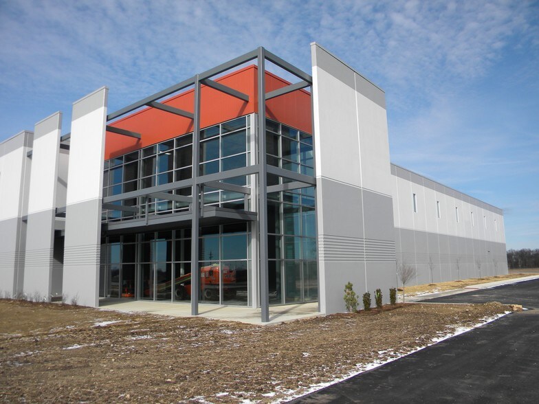 222 W Broadway Ave, Hillsdale, IN à vendre - Photo du bâtiment - Image 2 de 9