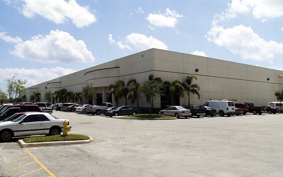 2805-2889 N Commerce Pky, Miramar, FL à louer - Photo du bâtiment - Image 3 de 29