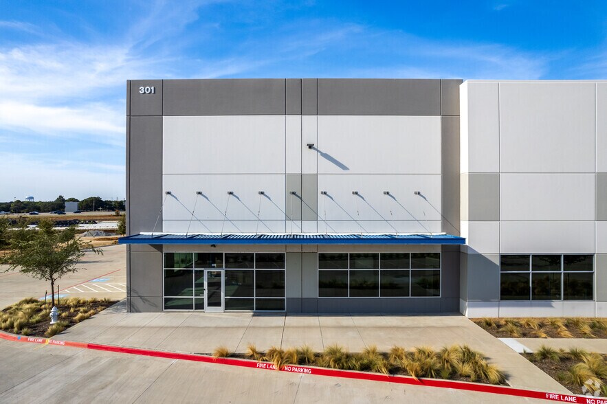301 Vista Ridge Mall Dr, Lewisville, TX à louer - Photo du bâtiment - Image 2 de 4