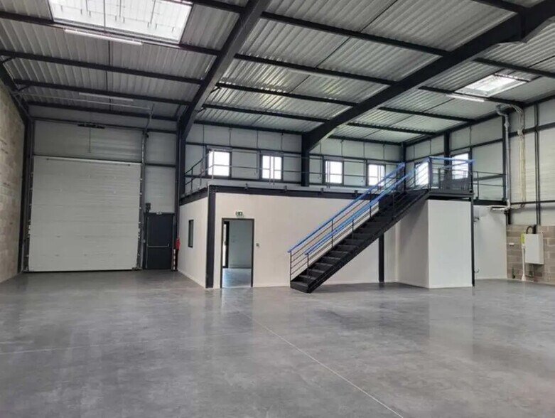 100 Rue De L'Industrie, Saint-Priest for lease - Interior Photo - Image 3 of 7