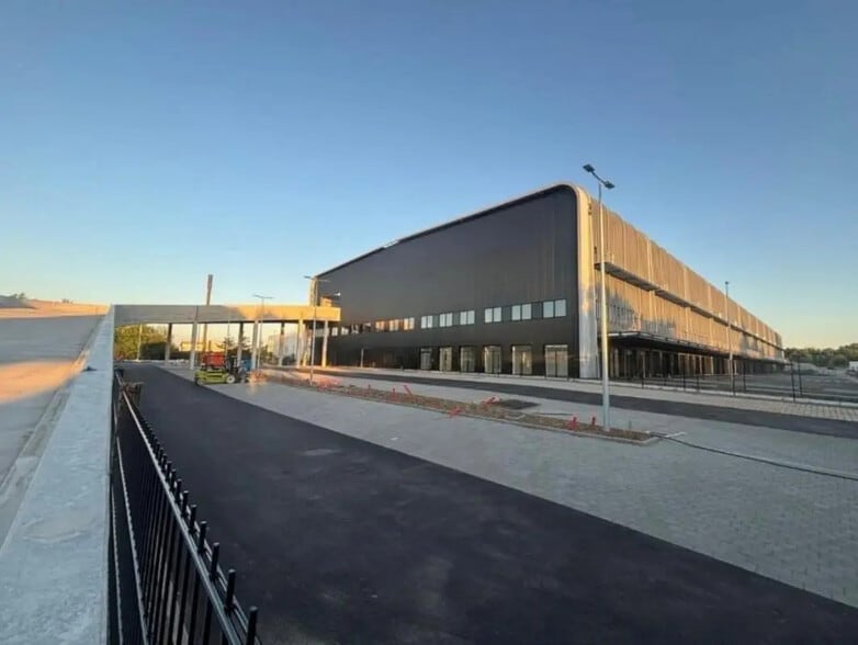 Flex in Lezennes for lease - Building Photo - Image 1 of 11