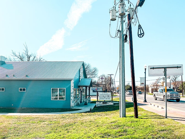 1507 Chestnut St, Bastrop, TX for lease - Building Photo - Image 3 of 14