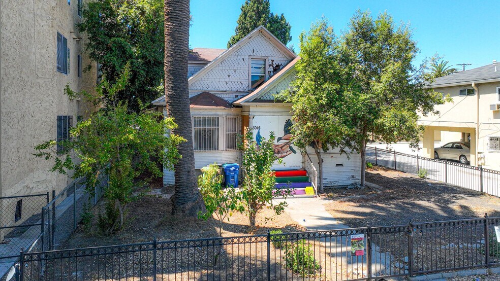 3015 Shrine Pl, Los Angeles, CA à vendre - Photo du bâtiment - Image 2 de 10
