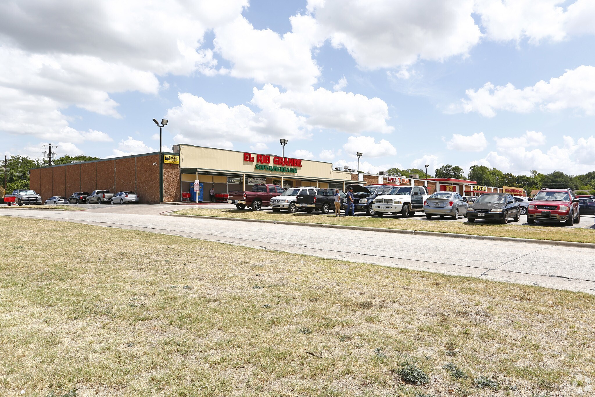 821-901 W Miller Rd, Garland, TX à louer Photo du bâtiment- Image 1 de 5