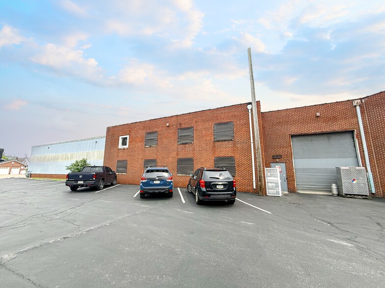 416 Pittsburgh Cir, Ellwood City, PA for sale - Building Photo - Image 2 of 16