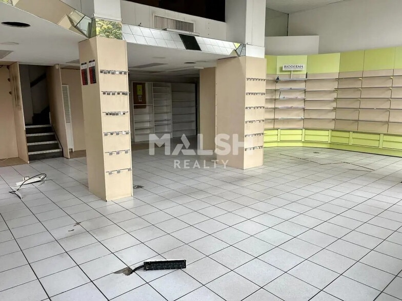 Retail in Lyon for lease - Interior Photo - Image 1 of 2