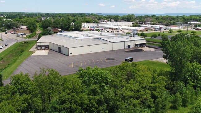 Plus de détails pour 413 E Murdock Ave, Oshkosh, WI - Industriel à louer