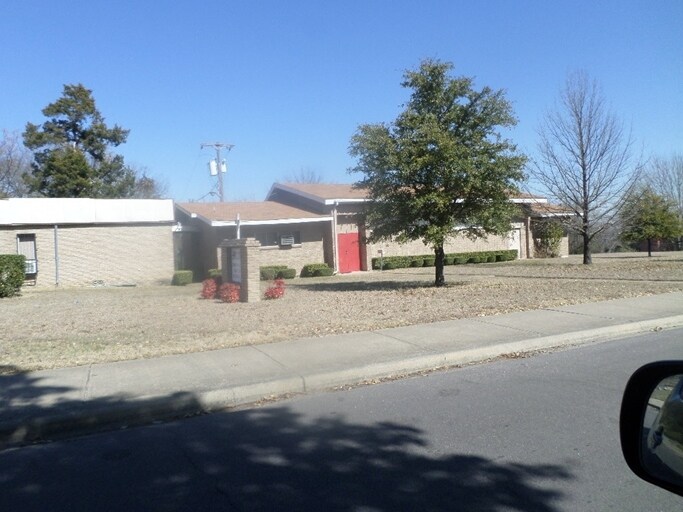 2415 Magna Vista Dr, Dallas, TX à vendre - Photo du bâtiment - Image 3 de 10