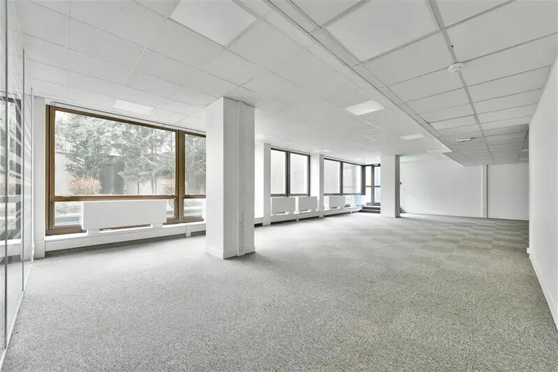 Office in Saint-Cloud for lease - Building Photo - Image 1 of 6