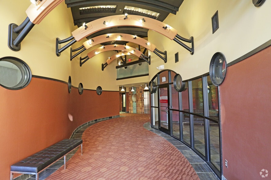 811 Camp Horne Rd, Pittsburgh, PA à vendre - Hall d’entrée - Image 2 de 14