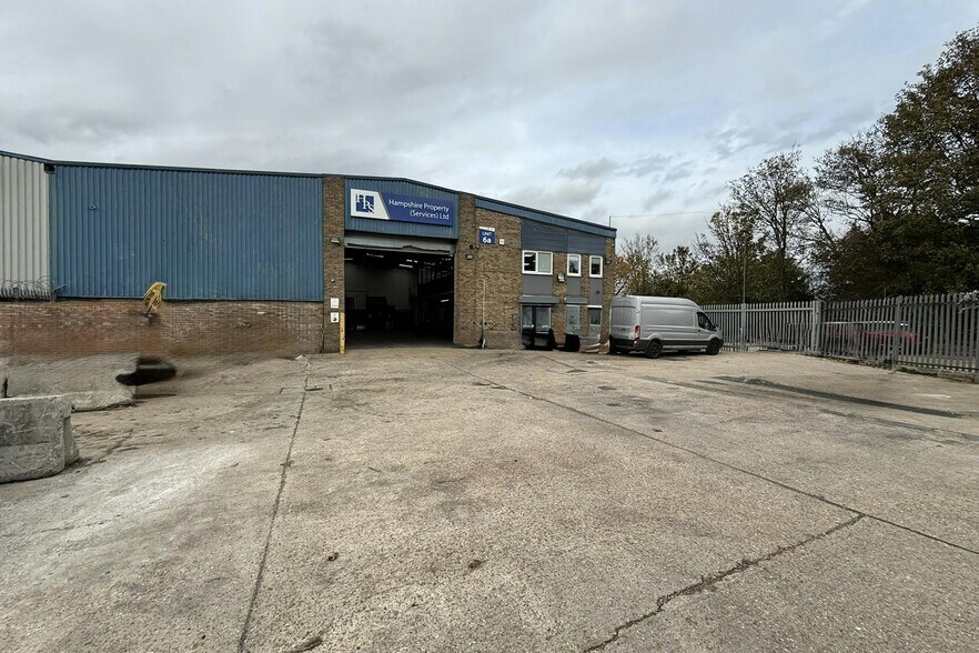 Tower Ln, Eastleigh à louer - Photo du bâtiment - Image 2 de 3