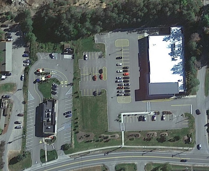 587 Lake Flower Ave, Saranac Lake, NY à vendre - Photo du bâtiment - Image 3 de 4