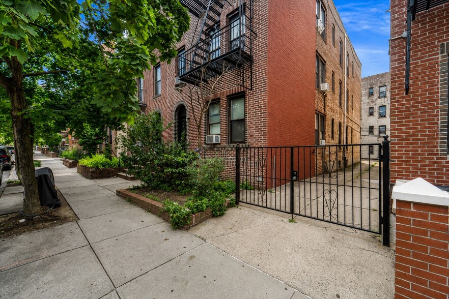 32-10 82nd St, Flushing, NY for sale - Building Photo - Image 1 of 27