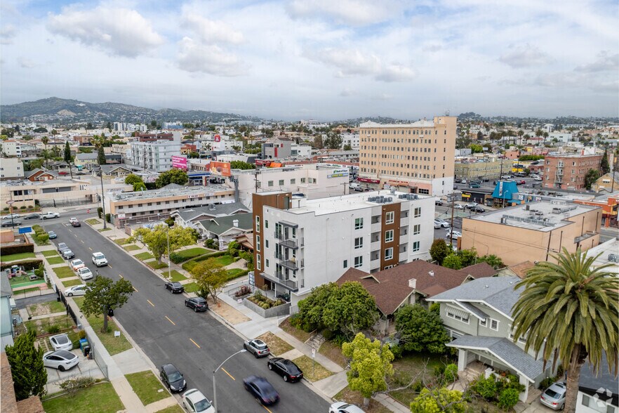 222 N Manhattan Pl, Los Angeles, CA à vendre - Photo du bâtiment - Image 3 de 9
