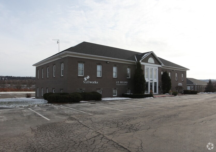 600 French Rd, New Hartford, NY à louer - Photo du bâtiment - Image 3 de 4