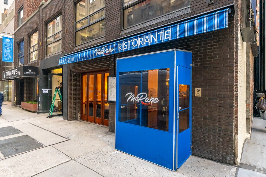 120 E 56th St, New York, NY à louer - Photo du bâtiment - Image 3 de 21