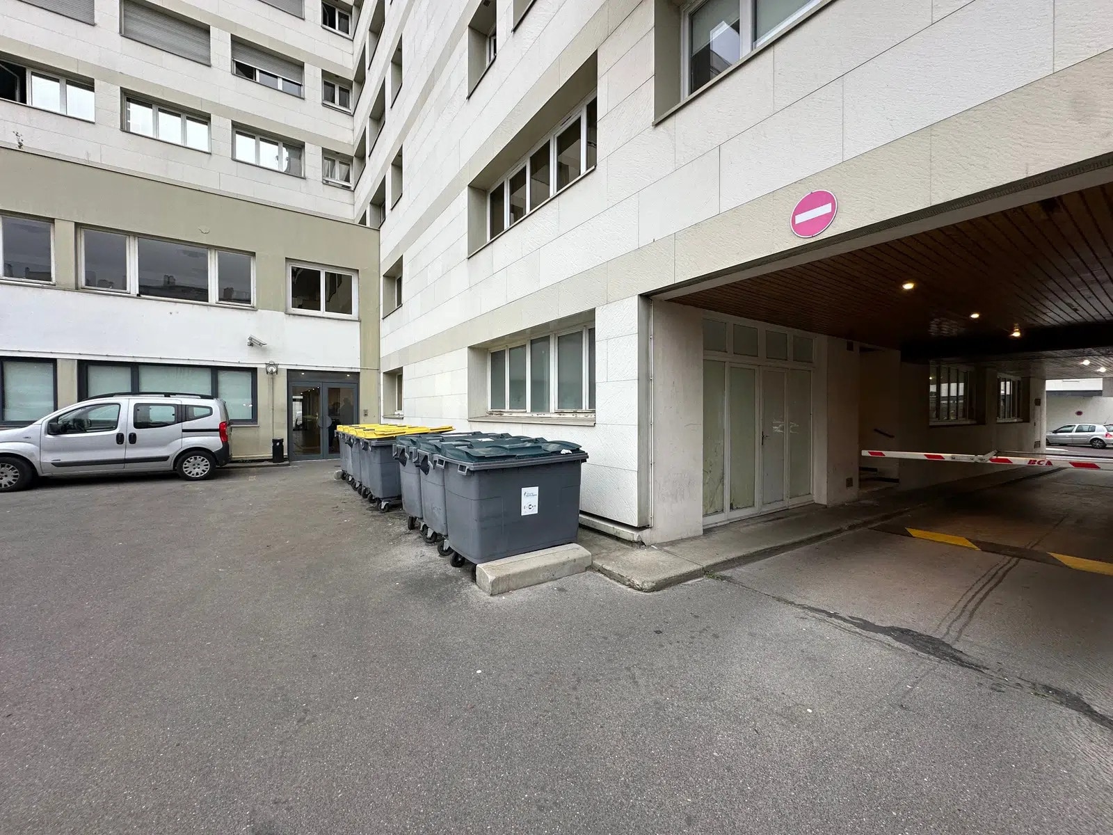 Office in Clichy for sale Building Photo- Image 1 of 5