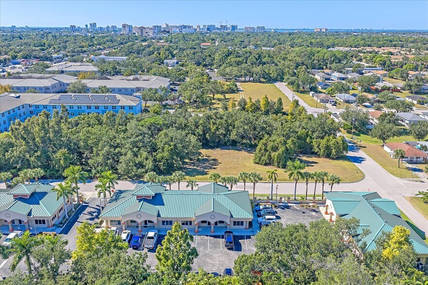 306 N Rhodes Ave, Sarasota, FL à vendre - Photo du bâtiment - Image 3 de 15