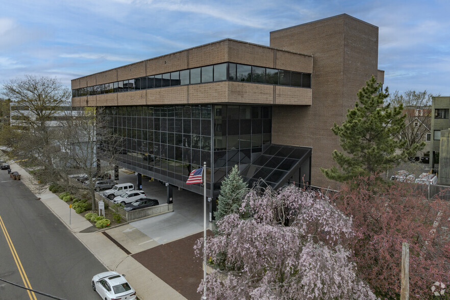 30 Oak St, Stamford, CT à louer - Photo du bâtiment - Image 1 de 12