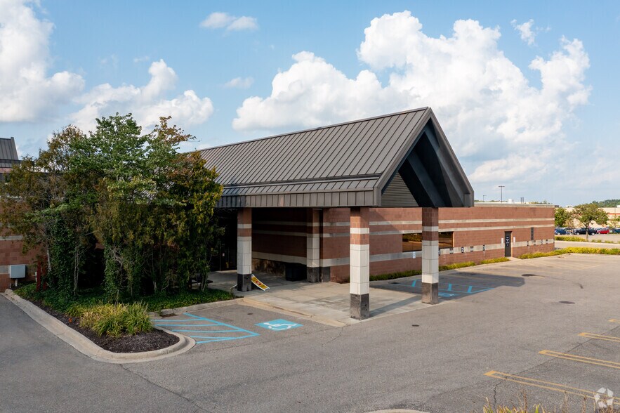 19900 Haggerty Rd, Livonia, MI à louer - Photo du bâtiment - Image 3 de 6
