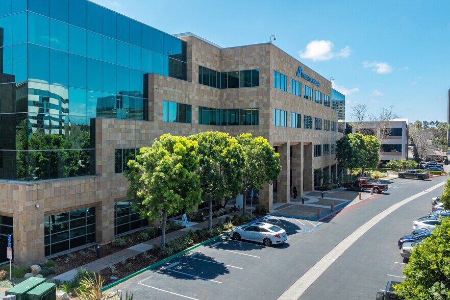 9095 Rio San Diego Dr, San Diego, CA à louer - Photo du bâtiment - Image 2 de 5