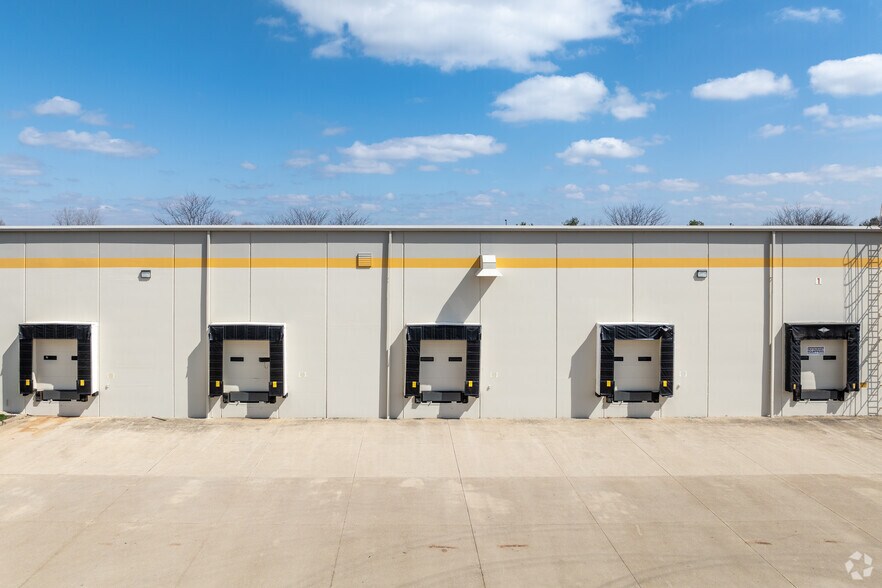 5700 N Green Pointe Dr N, Groveport, OH à louer - Photo du bâtiment - Image 3 de 4