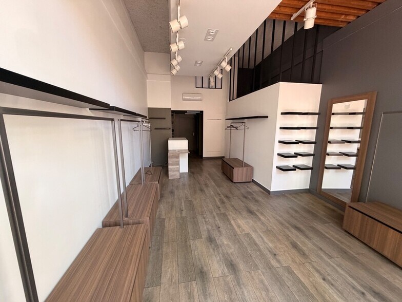 Retail in Lyon for lease - Interior Photo - Image 2 of 13