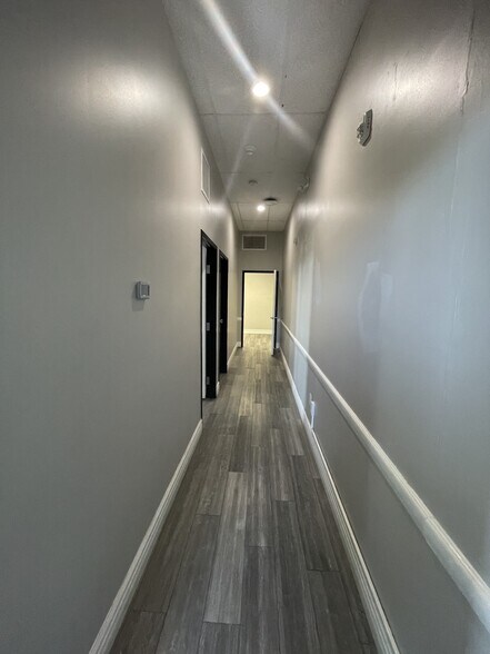 10702 W Peoria Ave, Sun City, AZ for lease - Interior Photo - Image 2 of 14