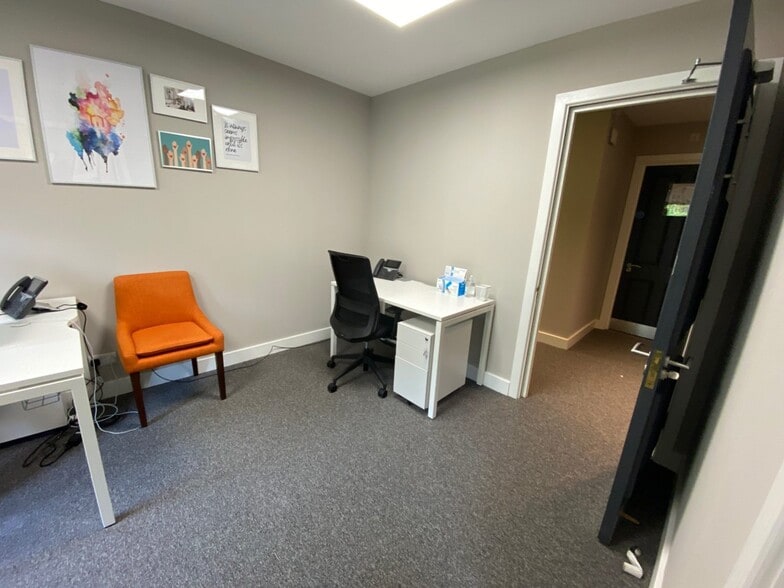 3 Bassett Av, Southampton for lease - Interior Photo - Image 3 of 8