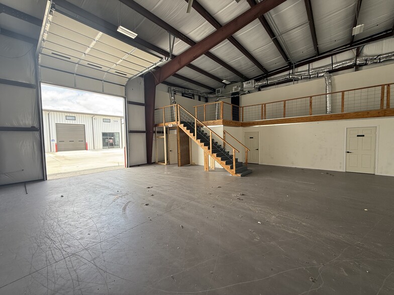 13027 Harmon Rd, Fort Worth, TX à louer - Photo du bâtiment - Image 3 de 13