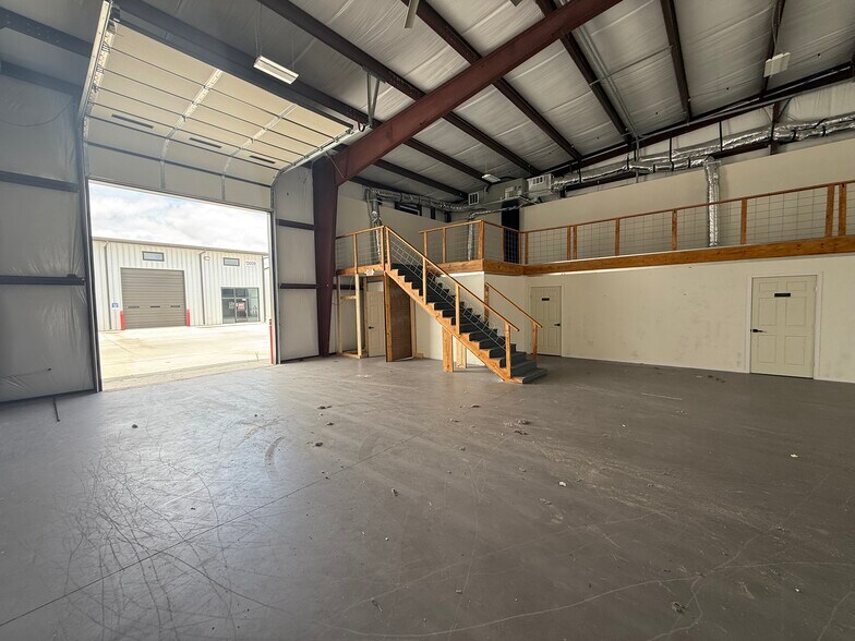 13027 Harmon Rd, Fort Worth, TX à louer - Photo du bâtiment - Image 3 de 13