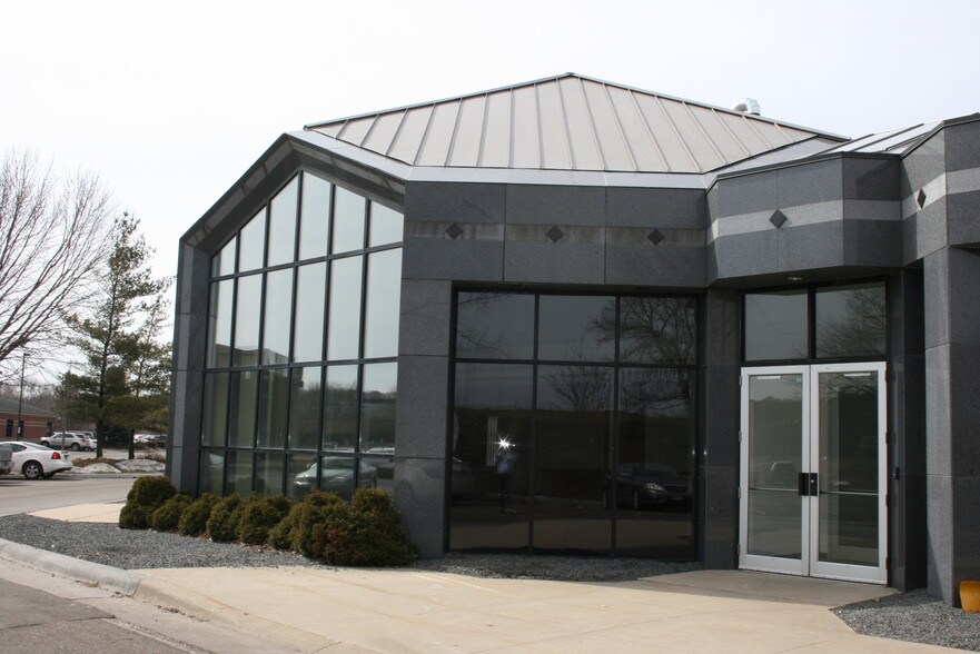 1620 Greenview Dr SW, Rochester, MN à vendre - Photo du bâtiment - Image 2 de 10